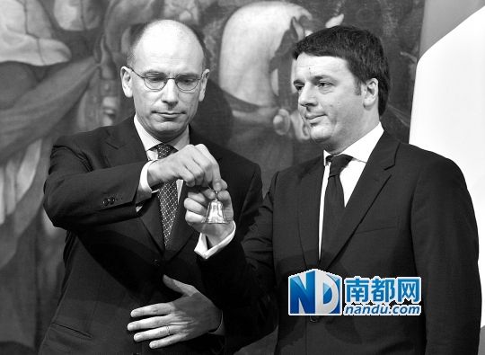 2月22日，在意大利羅馬總理府，新任總理馬泰奧·倫齊(右)與前任總理恩里科·萊塔舉行交接儀式。