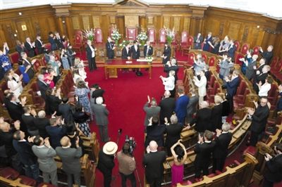 29日，倫敦，一對(duì)同性伴侶舉行結(jié)婚儀式。