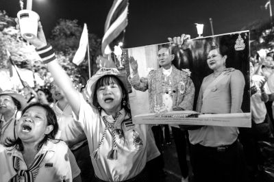 5日，泰國巴蜀府海濱度假勝地華欣，數(shù)萬民眾身穿國王的代表色“黃色”T恤，自發(fā)上街，口喊“國王萬歲”的口號。