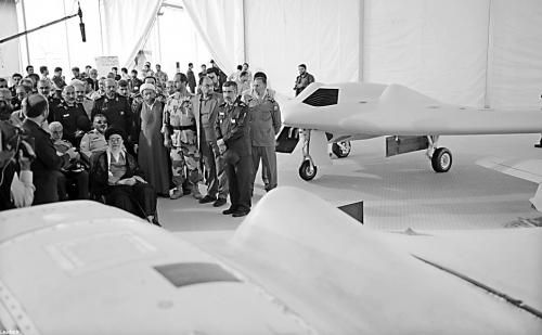　哈梅內(nèi)伊（中）11日參觀伊朗版RQ-170無(wú)人機(jī)。