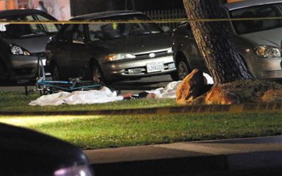 5月23日在美國(guó)加州大學(xué)圣巴巴拉分校附近的槍擊現(xiàn)場(chǎng)拍攝的死者遺體。