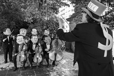 4日在布魯塞爾，非政府組織『樂(lè)施會(huì)』成員戴著七國(guó)首腦面具演奏名曲《錢錢》，批評(píng)七國(guó)政策導(dǎo)致全球貧富差