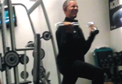 奧巴馬舉啞鈴時“不注意形象的表情”。