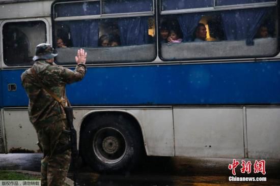 烏克蘭頓涅茨克，烏克蘭政府軍對(duì)當(dāng)?shù)爻掷m(xù)炮擊，民眾為躲避戰(zhàn)火，紛紛登上列車(chē)離開(kāi)。