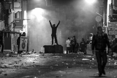 　10月8日，在土耳其伊斯坦布爾，同情難民遭遇的庫(kù)爾德人進(jìn)行游行示威，指責(zé)政府應(yīng)對(duì)“伊斯蘭國(guó)”武裝不