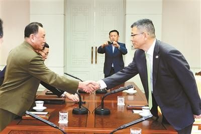 10月15日，韓國國防部國防政策室室長柳濟(jì)升和朝鮮人民武裝力量部偵查總局局長金英哲分別率團(tuán)出席板門店