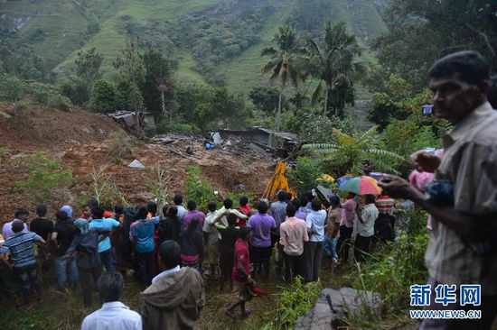 這張10月29日拍攝的照片顯示斯里蘭卡中部山體滑坡中幸存村民們正在被疏散。