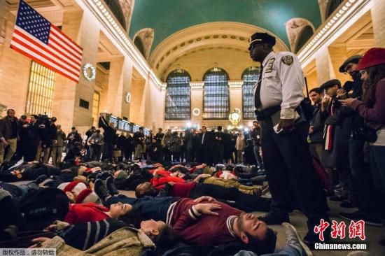 美國多地爆發(fā)抗議活動 為非裔小販尋公平正義 美國多地爆發(fā)抗議活動 為非裔小販尋公平正義