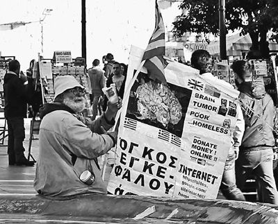 自債務(wù)危機(jī)爆發(fā)以來，希臘承諾實(shí)施以減薪、增稅、裁員和私有化為主要內(nèi)容的緊縮和改革政策。一系列的緊縮措施使民眾生活受到嚴(yán)重影響，約1/4的家庭陷入貧困。圖為今年1月希臘大選期間，在雅典市中心國會(huì)大廈前廣場乞討的老人。