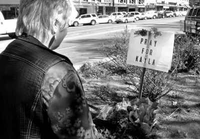 2月10日，美國亞利桑那州，民眾獻(xiàn)花悼念遇難的美國人質(zhì)米勒。圖/東方IC