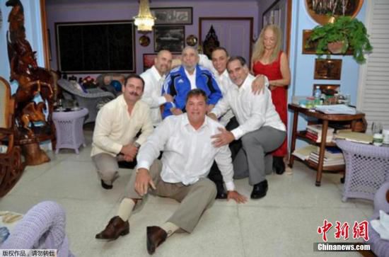 當?shù)貢r間2015年2月28日，古巴哈瓦那，古巴前領導人菲德爾·卡斯特羅接見被美國釋放的5名間諜合影。