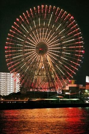 圖為該地晚上的夜景。