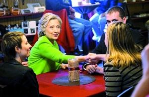 在宣傳片中，希拉里熱情地與三名“普通美國人”交談。