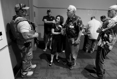 　5月3日，警察在案發(fā)后暫時阻止與會者離開展覽。