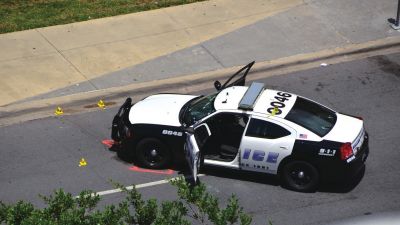 被槍手擊中的警車。新華社發(fā)