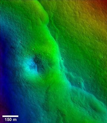 不只月球引力影響地球，科學(xué)家借由月球表面數(shù)千的裂縫推斷，地球引力似乎正對月球表面造成嚴(yán)重影響