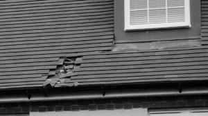 被砸出的洞。