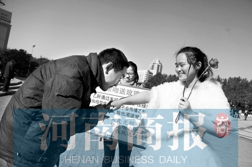 　一名男士上前，準備親吻女孩的手