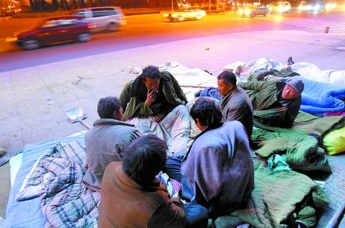 寒風(fēng)里，他們以打牌來(lái)打發(fā)枯燥的生活。