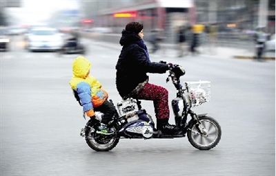 昨日下午，隴海西路桐柏路口，紅燈亮起的瞬間一輛電動(dòng)車闖過路口。