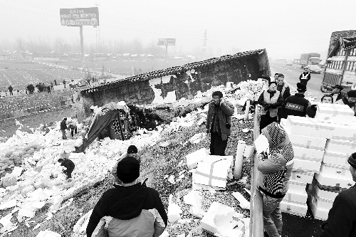 　京港澳高速長葛段，又一輛拉蔬菜的車翻在路邊