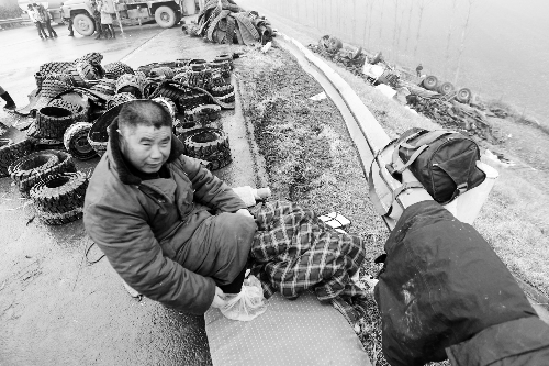 　出事司機的鞋找不到了，只好用塑料袋套著腳取暖