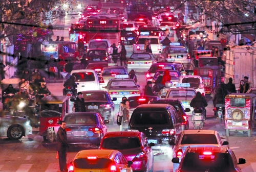 昨晚11點(diǎn)，二七廣場(chǎng)仍較擁堵。圖為東太康路在擁堵中。