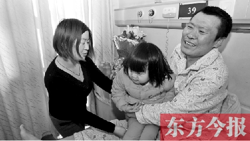 李剛患骨肉瘤急需手術(shù)，最放心不下的就是他的妻子、女兒