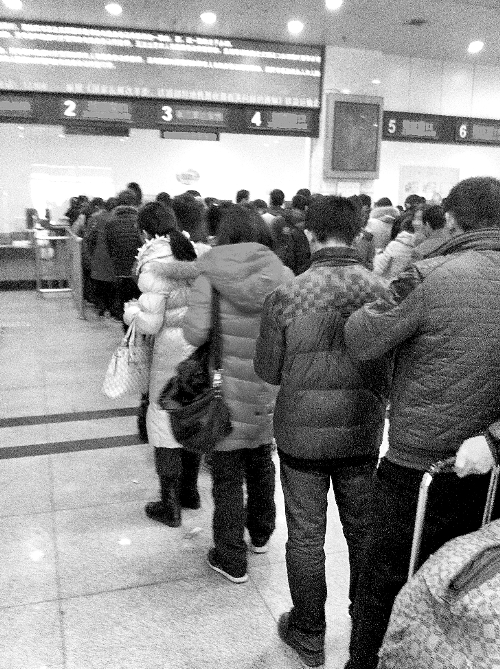 春運(yùn)第三日退票的隊(duì)伍比買(mǎi)票隊(duì)伍長(zhǎng) 春運(yùn)第三日退票的隊(duì)伍比買(mǎi)票隊(duì)伍長(zhǎng)