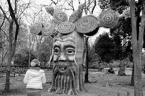 2月5日，游人在鄭州市人民公園內(nèi)欣賞一個由廢舊塑料瓶做裝飾的造型花燈。記者 王 錚 攝