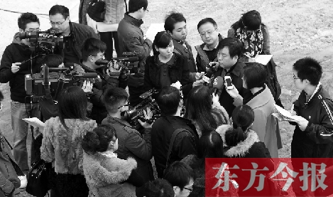 經(jīng)適房“下課”，公租房的申請、租金等備受關(guān)注，圖為鄭州市房管局規(guī)劃和住房保障處處長馮榮智被媒體記者“