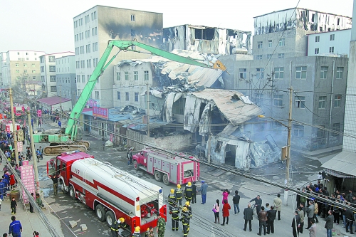 風(fēng)助火勢，6座相鄰的居民樓加建的板房樓陸續(xù)被大火引燃。