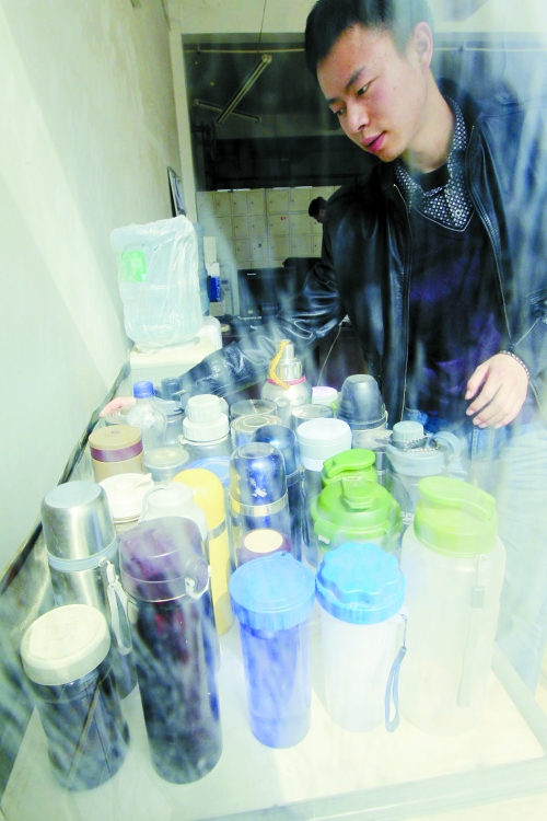 怕堵在路上，公交司機(jī)不敢喝水，把杯子放在了調(diào)度室