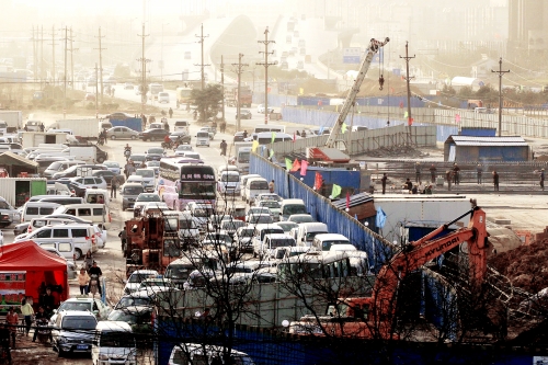 昨日上午，京廣路與南三環(huán)交叉口附近堵成了一鍋粥