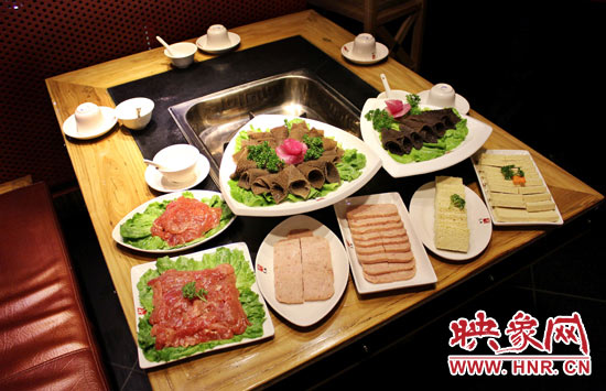 巴奴毛肚火鍋主打的就是半份的菜品。例如這個(gè)巴奴毛肚，整份的是42元，而半份只要21元，既便宜又實(shí)惠。