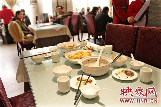 3月22日，阿五美食英協(xié)路店幾位顧客用完餐后，盤子里的食物所剩無幾。