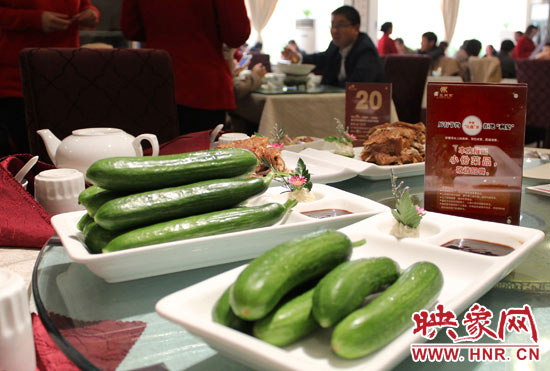 3月22日，阿五美食英協(xié)路店的服務(wù)員為我們展示大份菜品和小份菜品