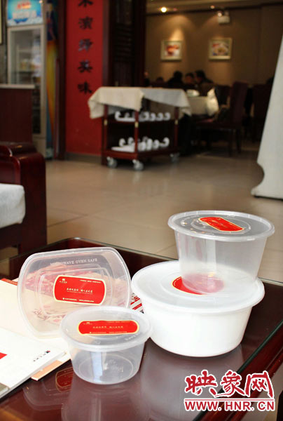 阿五美食英協(xié)路店為顧客提供的各種大小的打包餐盒。