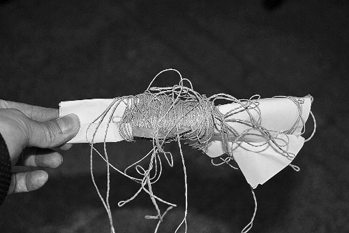 警方從現(xiàn)場(chǎng)收集的風(fēng)箏線(xiàn) 記者 尚杰 圖