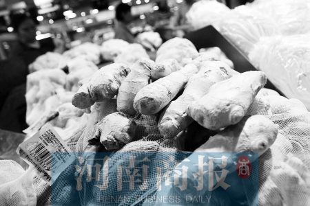 　鄭州各商場(chǎng)開始普查山東生姜 記者 王春勝/攝