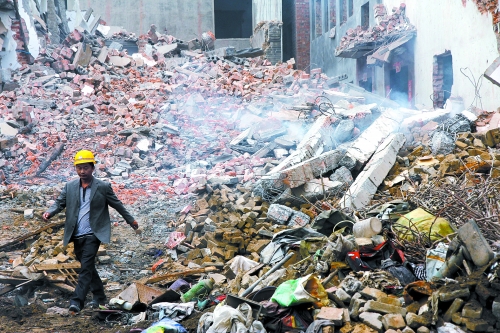 一座清朝老宅被一把火燒成了灰燼。透過青煙，才能看到它曾存在過的痕跡