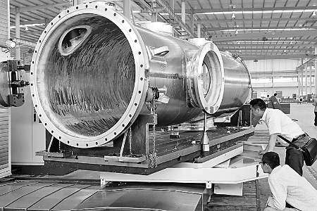 ▲5月6日，河南飛宇實(shí)業(yè)有限公司的技術(shù)人員正在調(diào)試設(shè)備，準(zhǔn)備試生產(chǎn)。