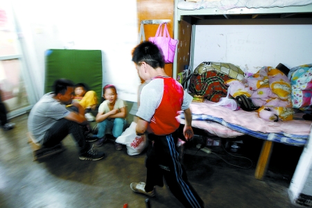 孩子們住在這里，沒有上學(xué)，大部分時間是練功，出去表演