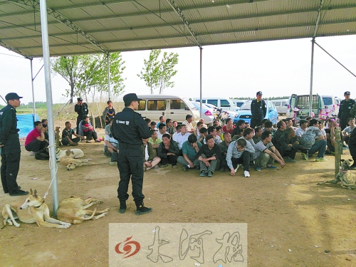 民警突襲賭場(chǎng)，64名涉案人員全部落網(wǎng)。