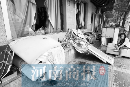 　多間臨街商鋪夜間被砸，店里的沙發(fā)、貨品等被搬到了戶(hù)外  侯建勛/攝