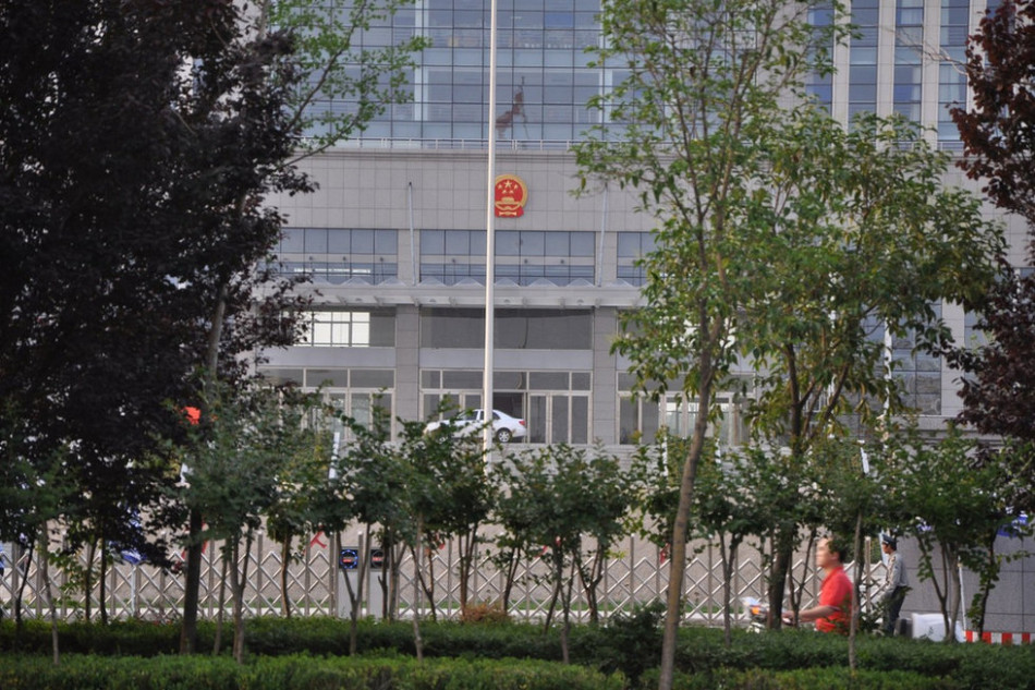 　　圖為魏都區(qū)政府門前的國徽和隱約的“為人民服務”字樣。來源：光明網(wǎng)