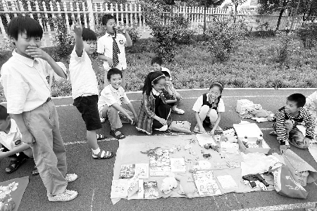 小學生當?shù)財偫习?，擺起攤來也很專業(yè)