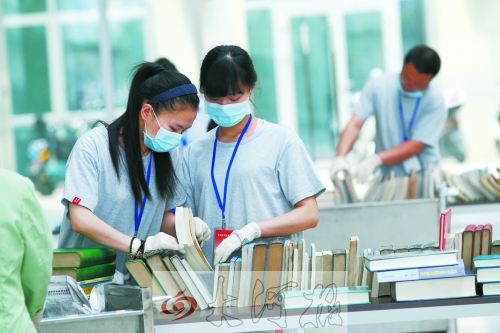 工作人員正在忙著整理書籍,逐一登記、歸類。