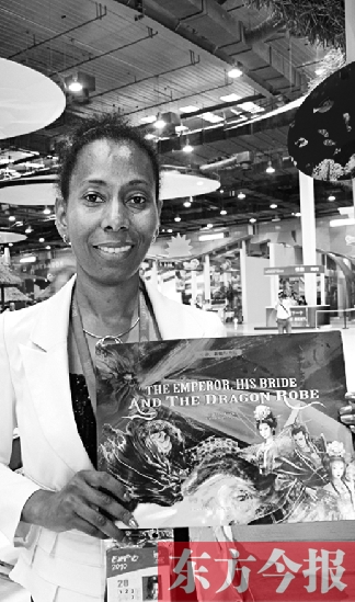 桑麗莎的童話書《皇帝、新娘與龍袍》在上海世博會加勒比聯(lián)合館與中國讀者見面 資料圖片