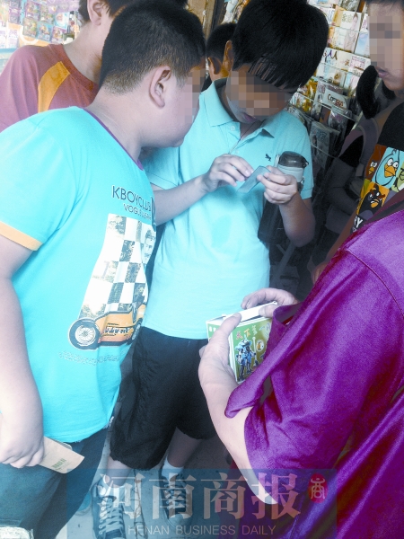 小賣鋪內(nèi)，孩子們圍在一起查看“中獎(jiǎng)”情況